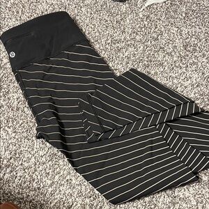 NWOT LULULEMON Black & beige Striped leggings. Sz 6